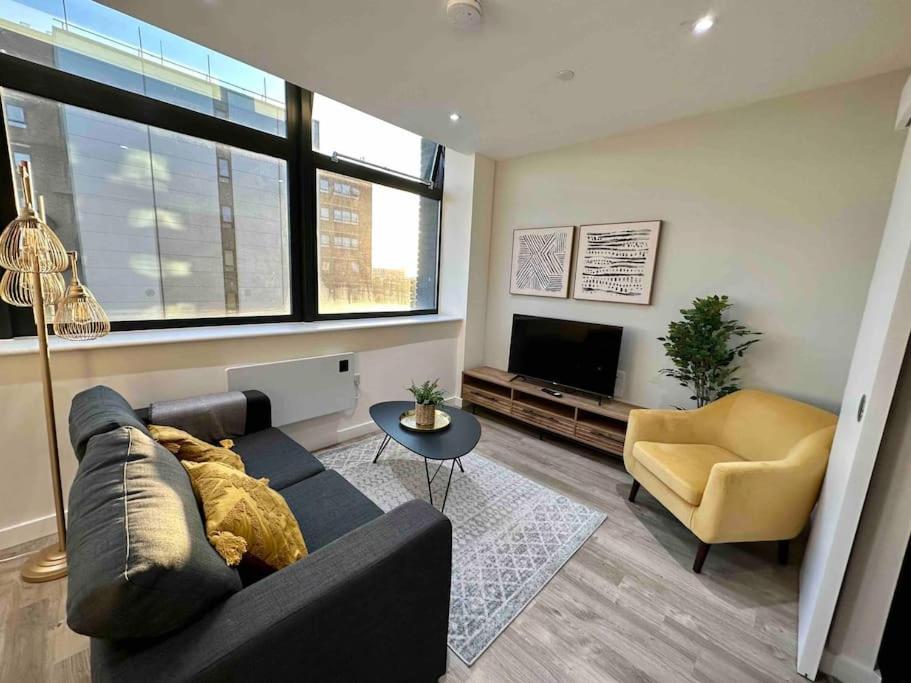 Апартаменты 1 Bed Flat With View Of Old Trafford Манчестер Экстерьер фото