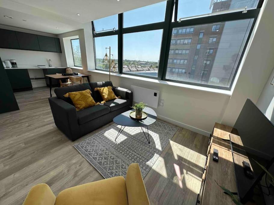 Апартаменты 1 Bed Flat With View Of Old Trafford Манчестер Экстерьер фото