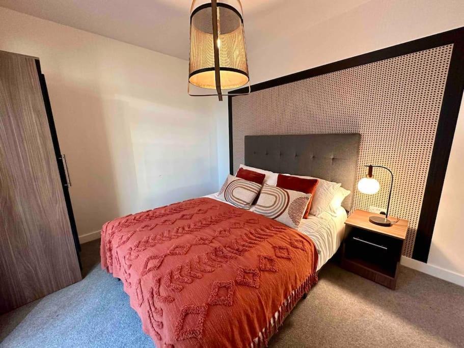 Апартаменты 1 Bed Flat With View Of Old Trafford Манчестер Экстерьер фото