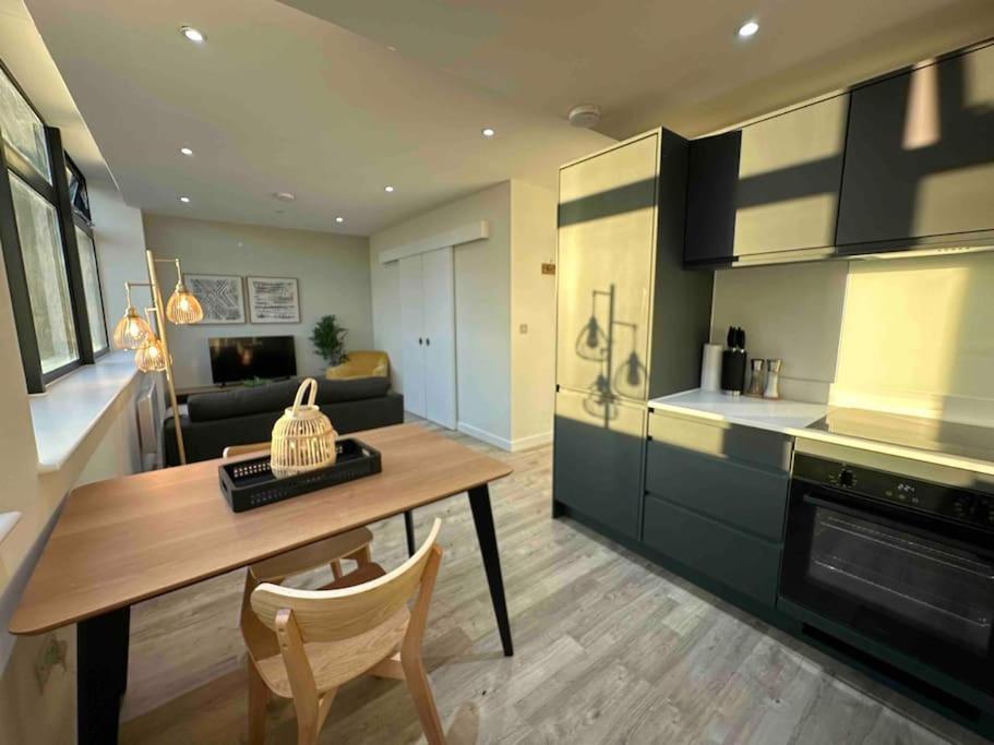 Апартаменты 1 Bed Flat With View Of Old Trafford Манчестер Экстерьер фото