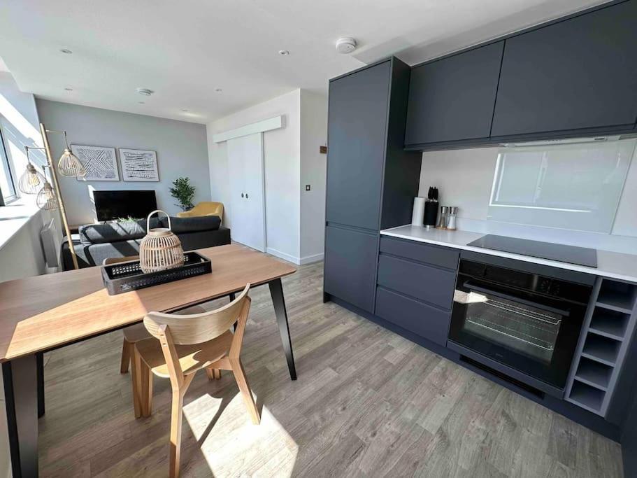 Апартаменты 1 Bed Flat With View Of Old Trafford Манчестер Экстерьер фото