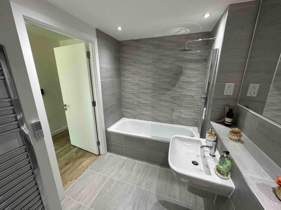 Апартаменты 1 Bed Flat With View Of Old Trafford Манчестер Экстерьер фото