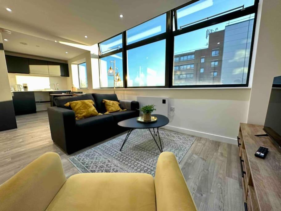 Апартаменты 1 Bed Flat With View Of Old Trafford Манчестер Экстерьер фото