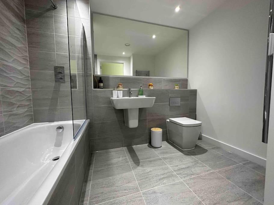 Апартаменты 1 Bed Flat With View Of Old Trafford Манчестер Экстерьер фото