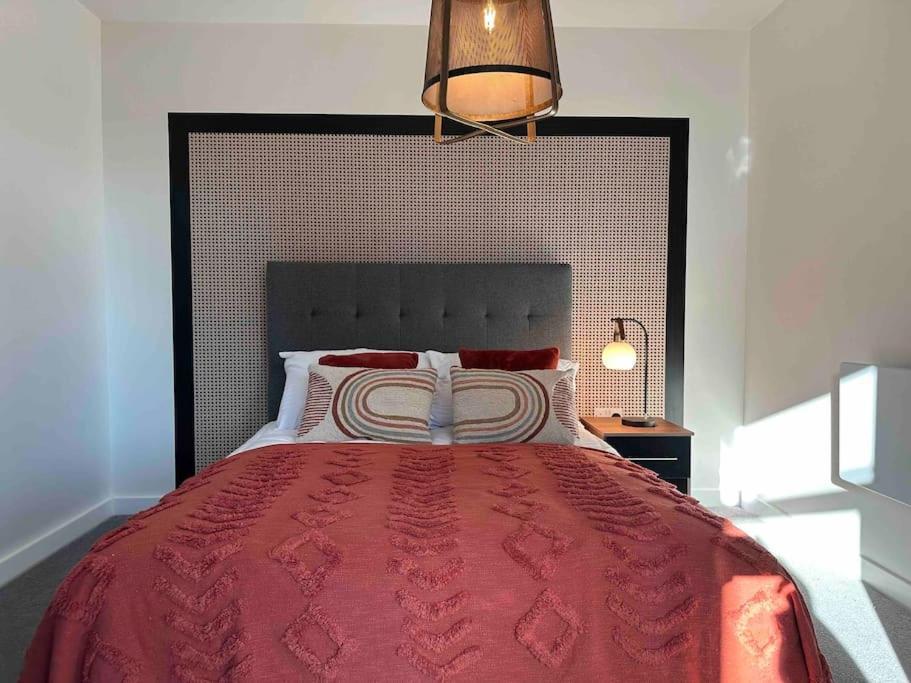 Апартаменты 1 Bed Flat With View Of Old Trafford Манчестер Экстерьер фото
